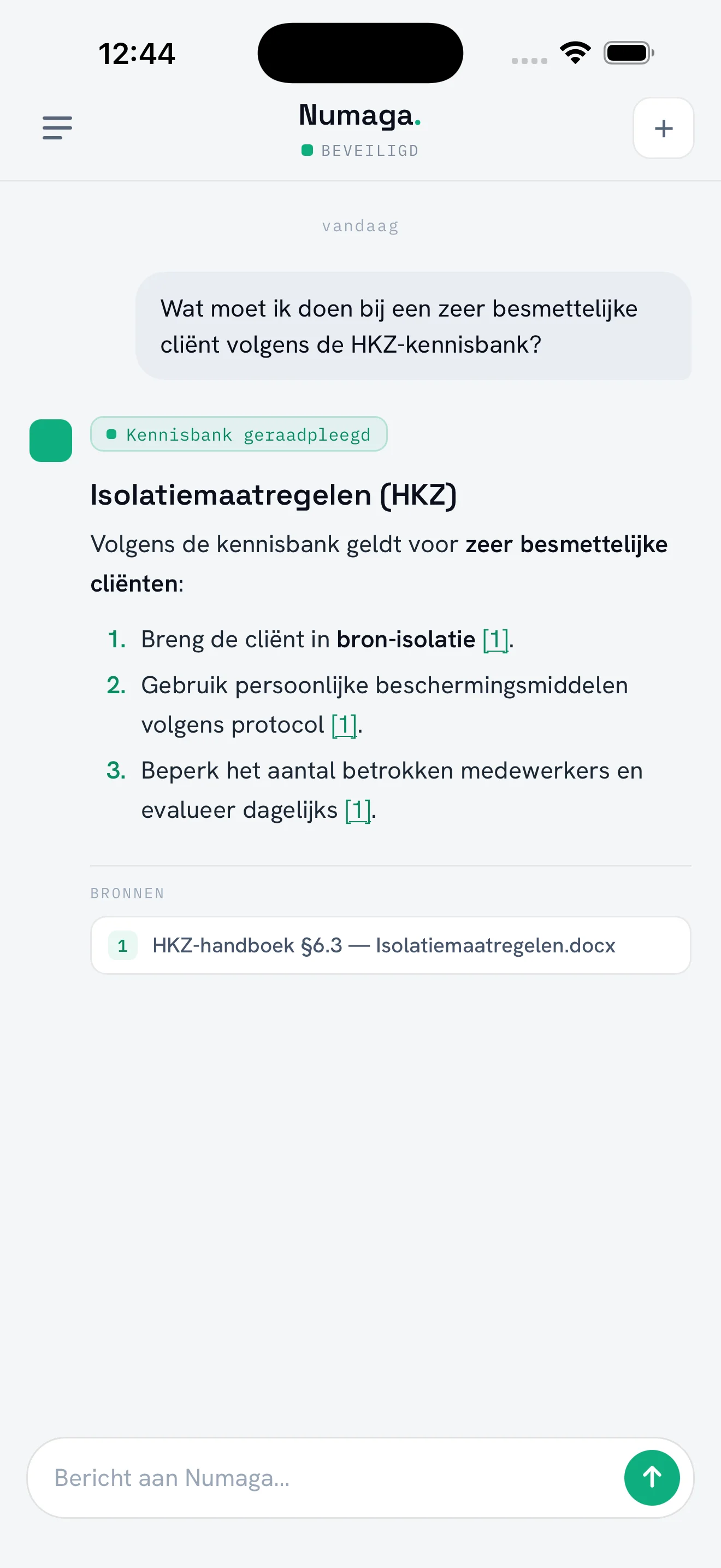 Numaga chat-app op mobiel: zorgvraag over een cliënt met een besmettelijke aandoening, beantwoord uit de HKZ-kennisbank met bronvermelding