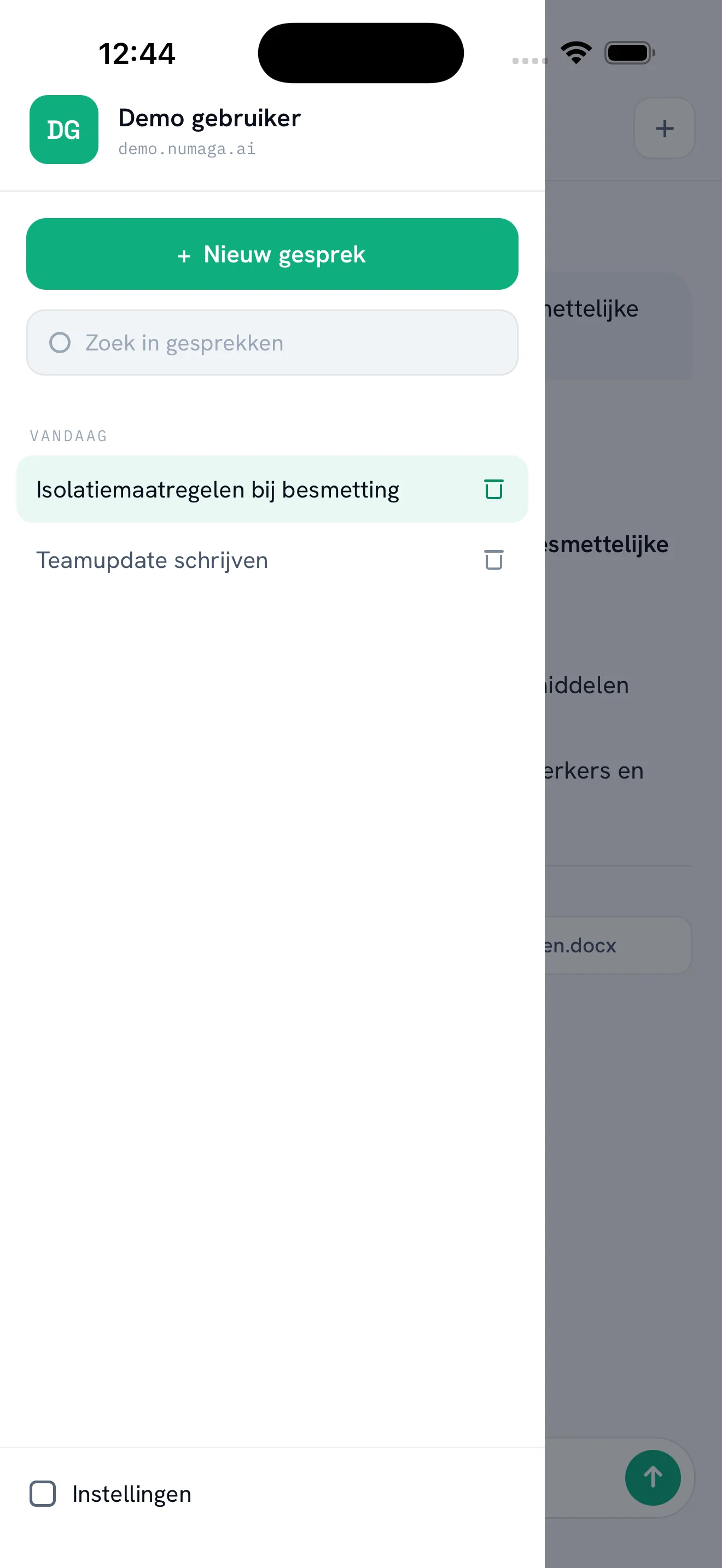 Numaga chat-app: zijbalk met gesprekken, zoeken en instellingen in een eigen beveiligde omgeving